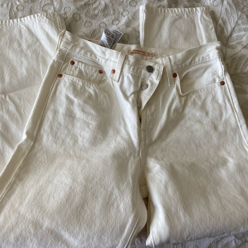 Levi's Women's Straight Leg Jeans in Cream/White